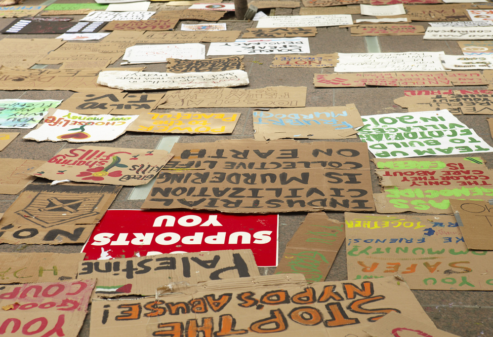 Image signs on pavement